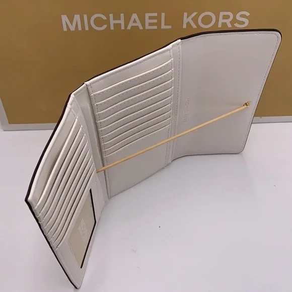 MICHAEL KORS JET SET TRAVEL 
LARGE TRIFOLD NON-LEATHER VEGAN 
WALLET
OPTIC WHITE - Picture 9 of 15